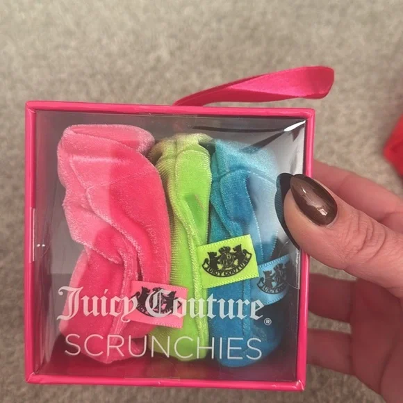 New in Box- Juicy Couture set of 3 velour scrunchies - Picture 3 of 3